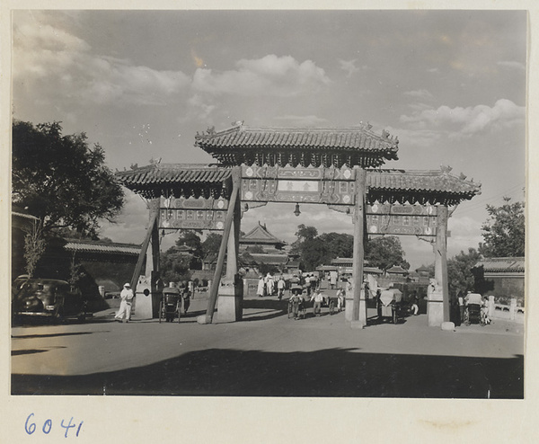 Pai lou at Beihai Gong Yuan