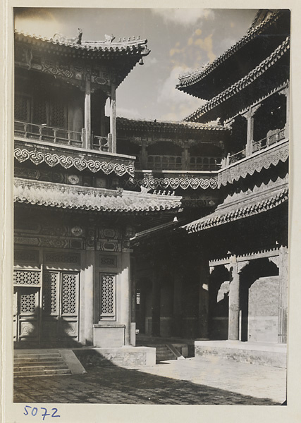 Flying corridor connecting Yan sui ge (left) and Wan fu ge (right)