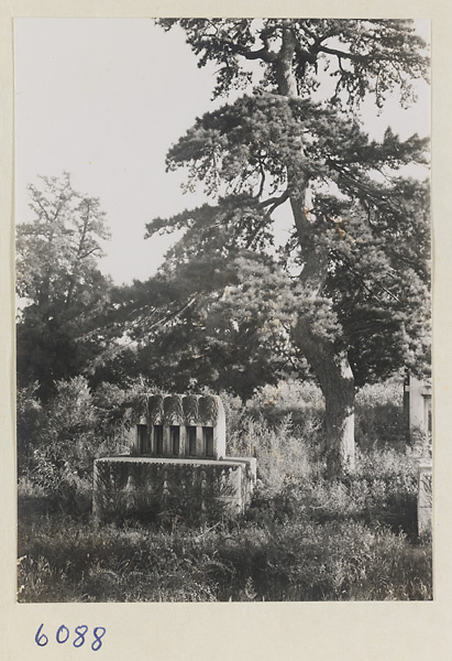 Stone altar with relief carving of mountains at Xian nong tan