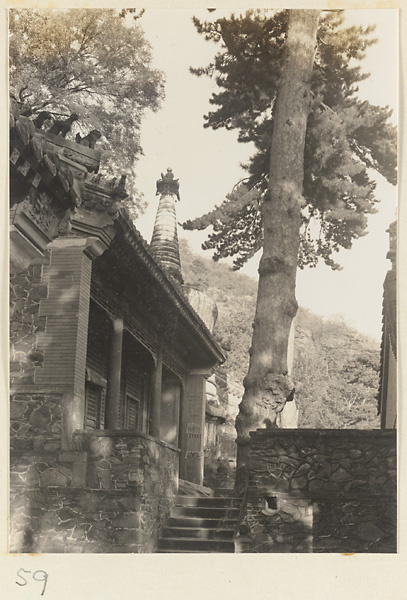 Detail of temple building and stupa-style pagoda at Tan zhe si