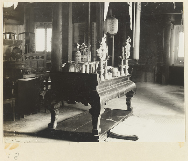 Altar with ritual objects at Xi yu si