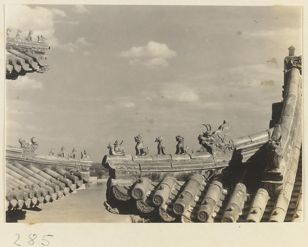 Roof detail showing ornaments at Yihe Yuan