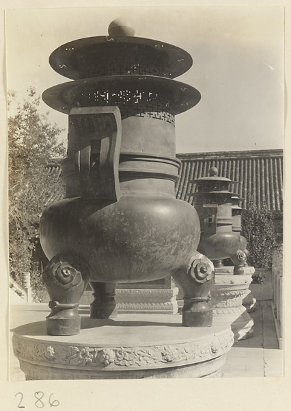 Incense burners at Pai yun dian