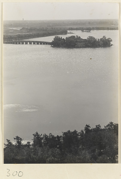 Shiqikong Qiao, Nanhu Island, and Kunming Lake