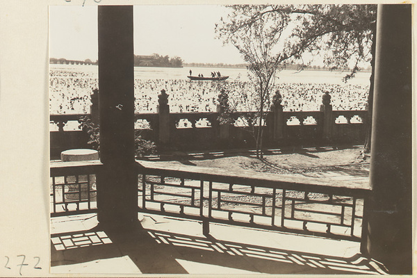 Shiqikong Qiao, Nanhu Island, and Kunming Lake seen from the Chang lang