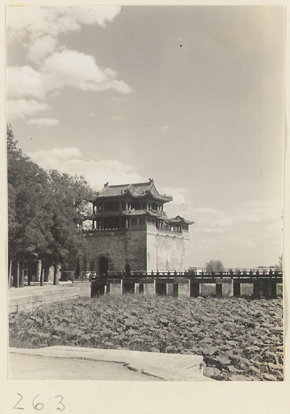 Wen chang ge on Kunming Lake and bridge leading to Zhi jun ting