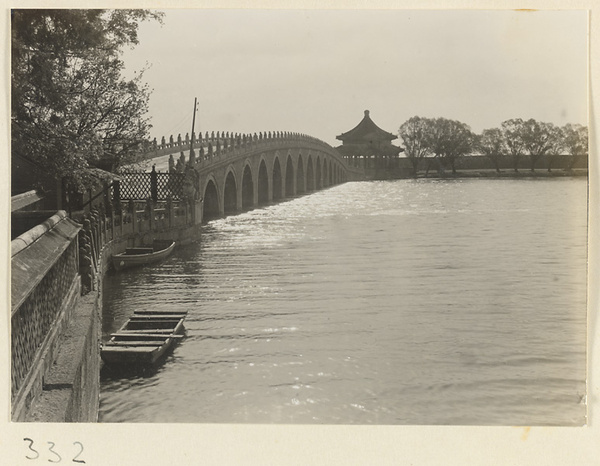 Kunming Lake, Shiqikong Qiao, and Kuo ru ting at Yihe Yuan