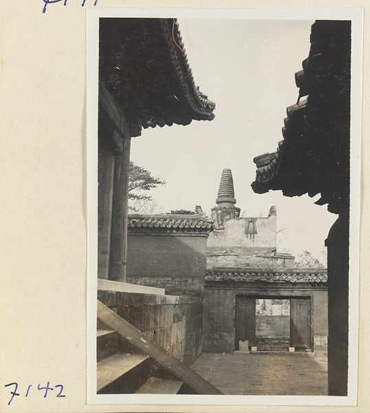 Building details and stupa-style pagoda on Back Hill at Yihe Yuan