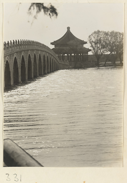 Kunming Lake, Shiqikong Qiao, and Kuo ru ting at Yihe Yuan