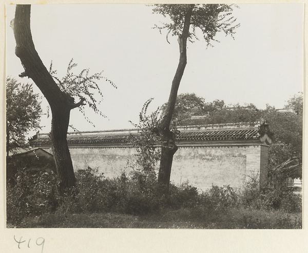 Wall and garden at Bai yun guan