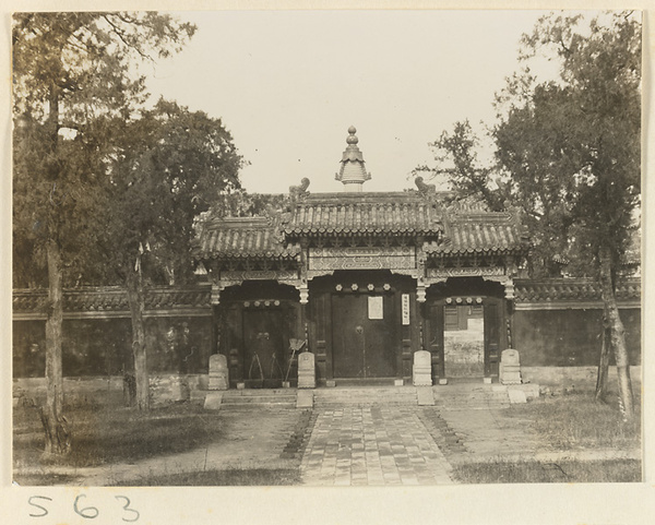 Gate with four doorstones at Huang si