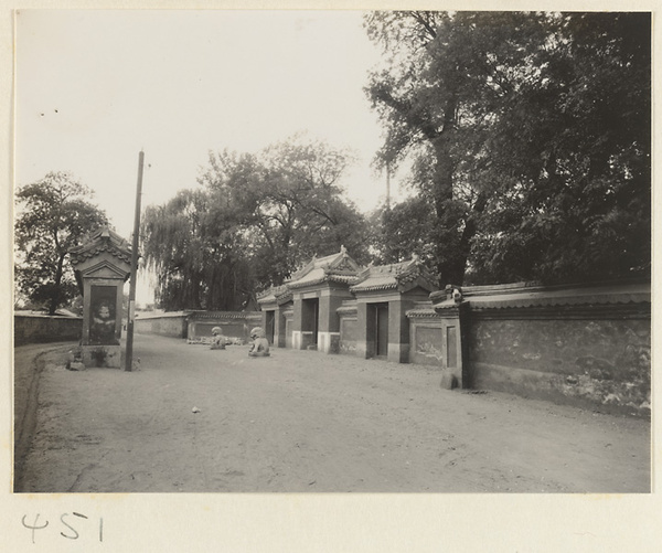 Gate and pair of stone lions at Fa yuan si