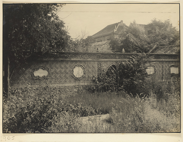 Wall with relief work in slanting pattern called zhen ta ke jai and moon gate at Nanhai Gong Yuan