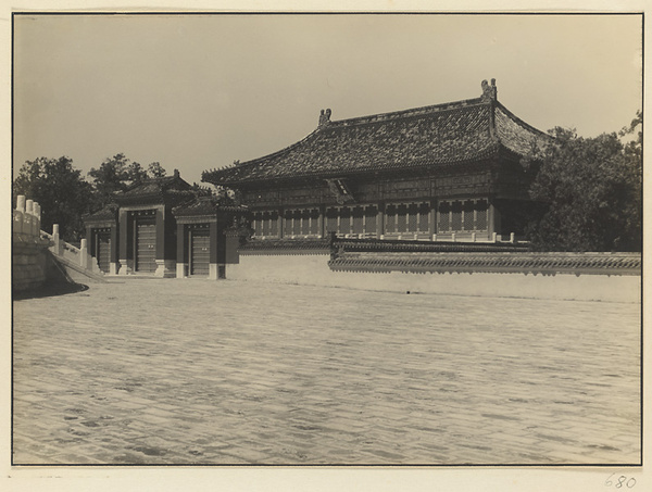 Gate and east facade of Huang qian dian