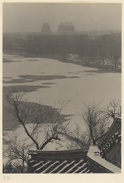 Zhong lou (left) and Gu lou (right) seen from Beihai Gong Yuan in winter