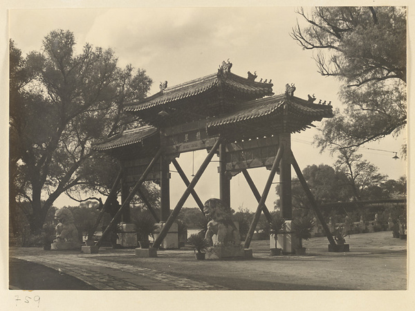 South facade of Ji cui pai lou at south end of Yong'an Qiao