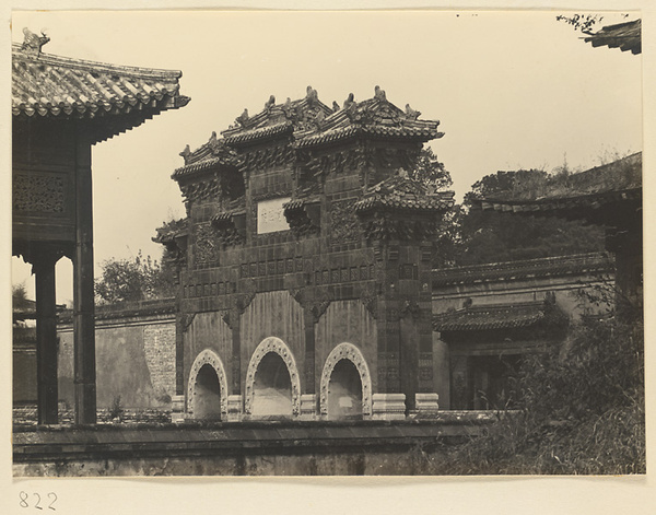 Pai lou outside Guanyin dian