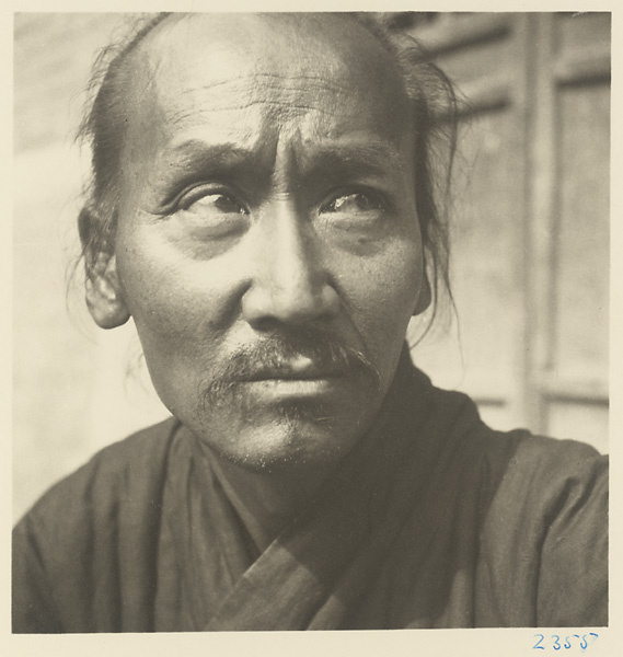 Daoist priest at Bai yun guan