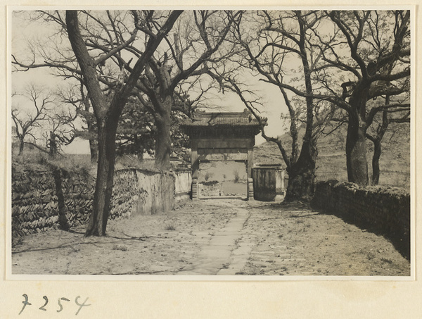 Single-arched pai lou with inscription at Jie tai si