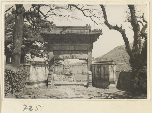 Single-arched pai lou with inscription at Jie tai si