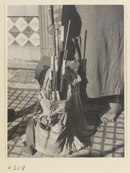 Itinerant vendor with bag of tobacco pipes