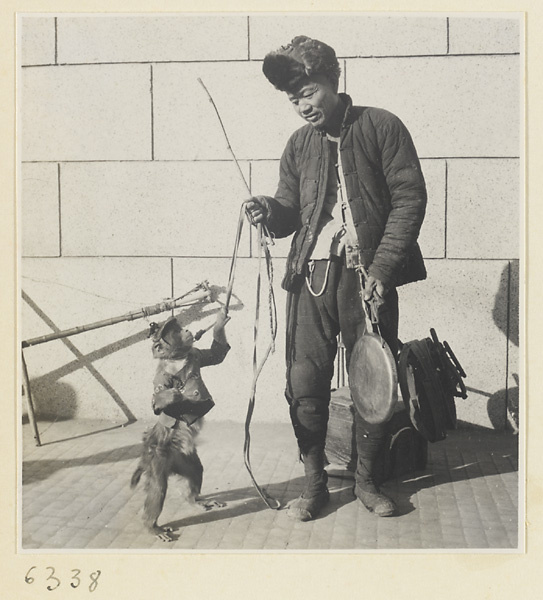 Entertainer with performing monkey and gong called a luo