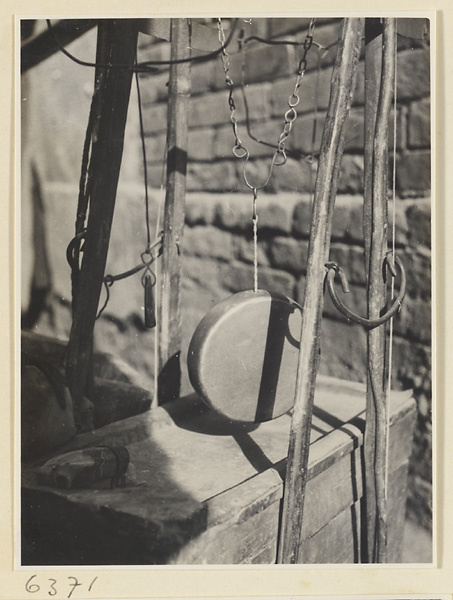 Itinerant ceramic repairman's toolbox and gong called a tang or xiao lu jiang