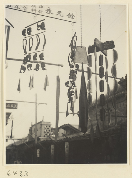 Shop signs for shops that sell coiffure frames and wooden combs