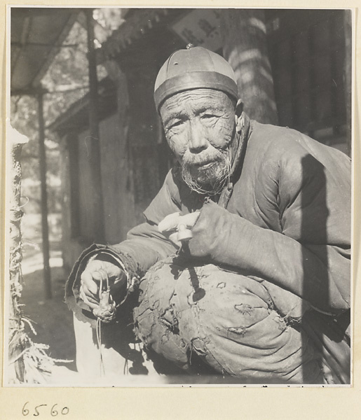 Man holding a toggle and a pipe