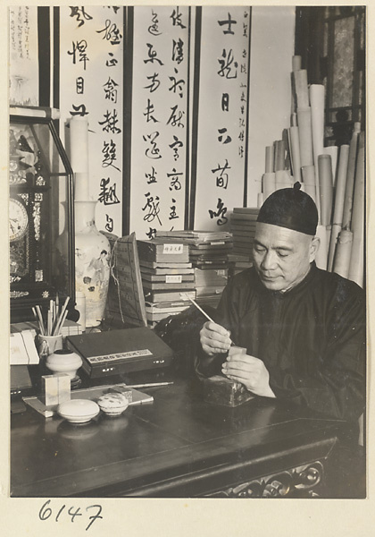 Man cutting a seal