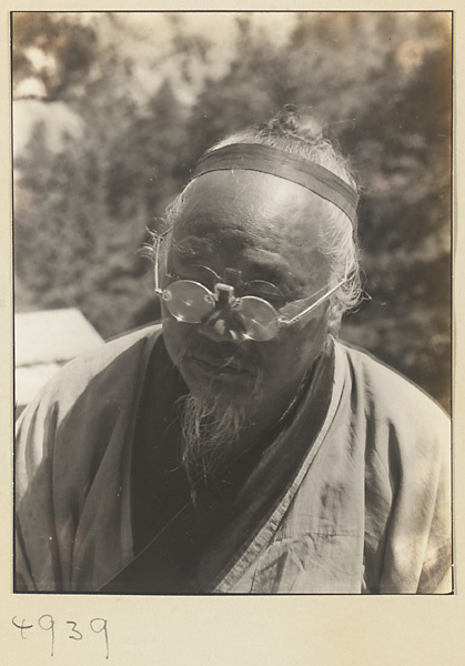 Daoist priest on Hua Mountain