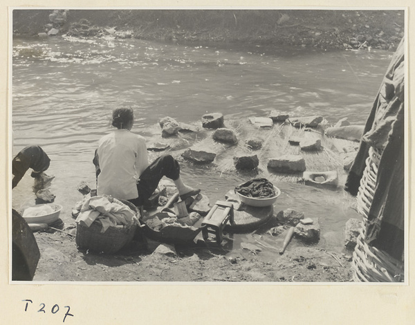 Village women washing clothes in the river at Ji'nan