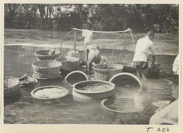 Village women washing clothes in the river at Ji'nan