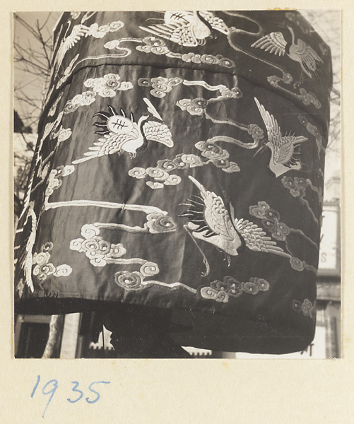 Funeral umbrella embroidered with clouds and phoenixes