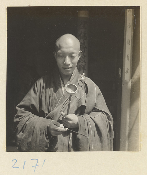 Monk holding a handchime on Miaofeng Mountain