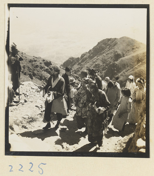 Pilgrims with gongs on the trail up Miaofeng Mountain