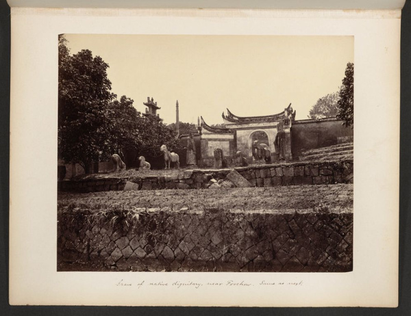 Guardians of the tomb of a dignitary, near Fuzhou (福州)