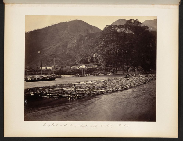 Yung [Yuen?] Foo R[iver] with bamboo raft and houseboat, Foochow