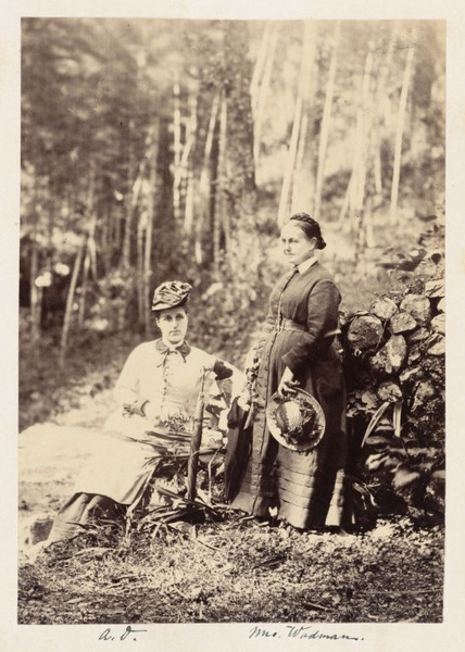 Anna Drew (left) and Mrs. Wadman at temple near Ningbo