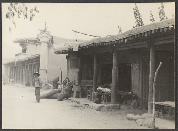 Through the Great Hsia. Entrance to our Moslem inn at Lao Hwa Cheng. Here old cart road from Pienfan connected with Sining R. Valley. HUC traveled the cart road.