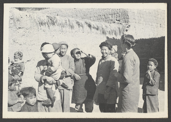 Nora (?) with Moslem women and children at Yen Chi Ch'ang, Menghua.