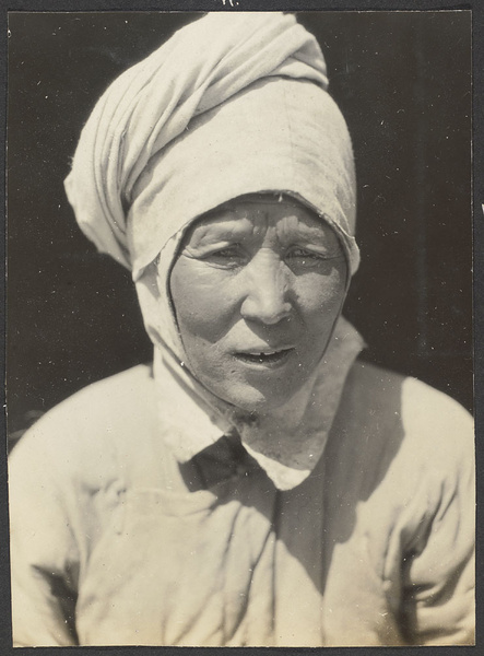 Shunhwa.  A Salar husband and wife.  [A Salar wife.]