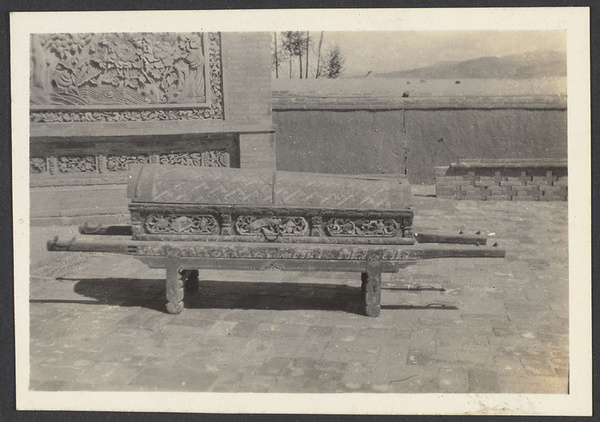 Tahochia. A Janazah. 1000 Moslems, 1 coffin.