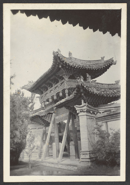 Tahochia. Arch in memorial to Ma An Liang.