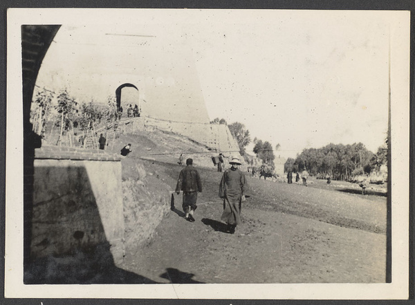 Sining, the official port to northern Tibet. Outside North Gate. 'Canon Streeter' approaching.