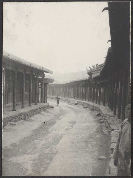 Tung Hsin Ch'en alias Pang Ko Ch'en (Half-a-town).  Not a market day.  1 in 3.