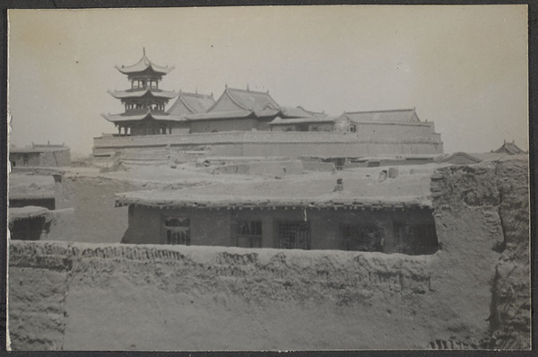 T'ung Hsin Ch'en, Ningsia.  [The large mosque on the hill.]  Another view.