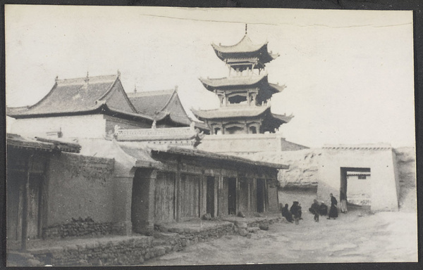 T'ung Hsin Ch'en, Ningsia.  The large mosque on the hill.