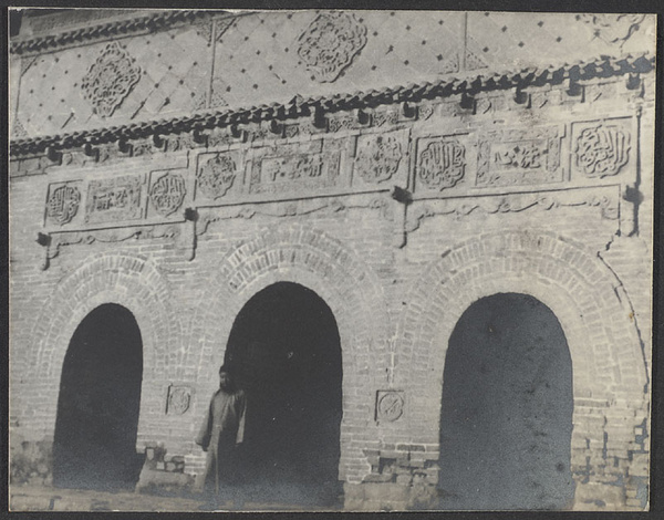 T'ung Hsin Ch'en, Ningsia.  [The large mosque on the hill.]  Through the arch to the mosque.