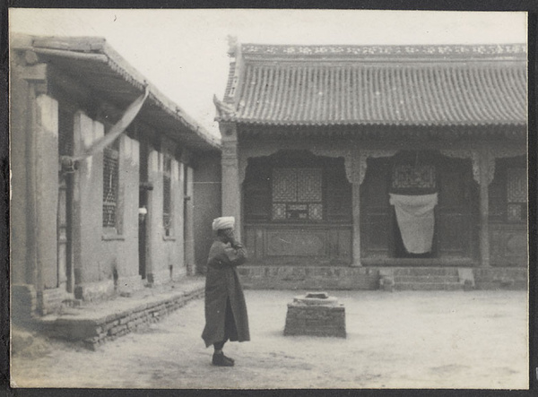 T'ung Hsin Ch'en, Ningsia.  [The large mosque on the hill.]  The call to prayer.